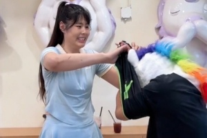 英雄联盟世界赛官网-可爱女生!李月汝造访独角兽店铺 左膝仍佩戴厚厚护具